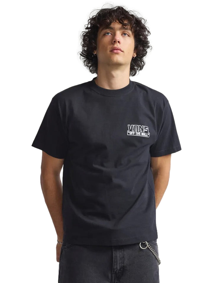 Hombre vistiendo una camiseta negra de manga corta marca Vans con logotipo blanco en el pecho.