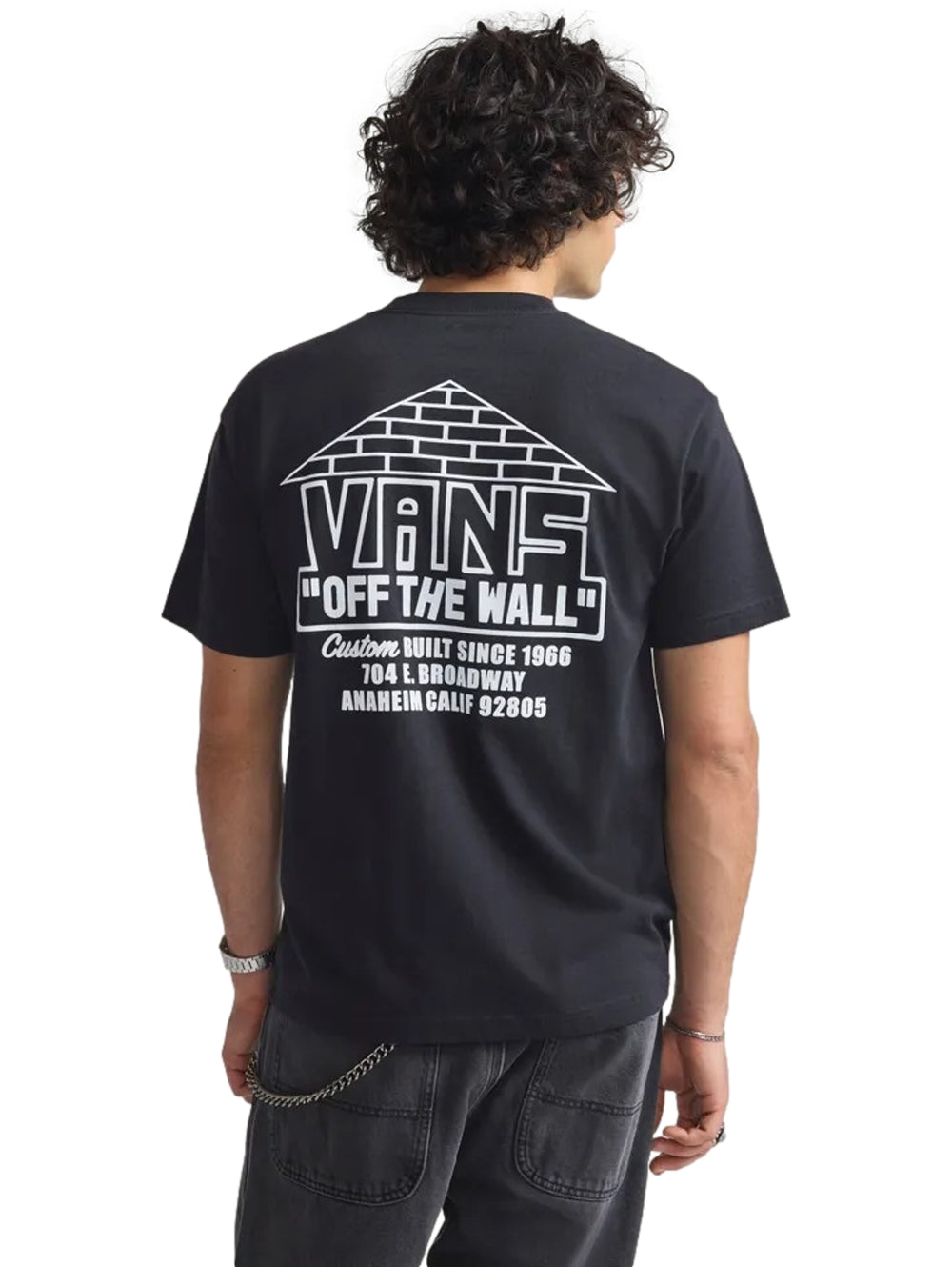 Hombre vistiendo una camiseta negra de manga corta marca Vans con logotipo blanco en el pecho.