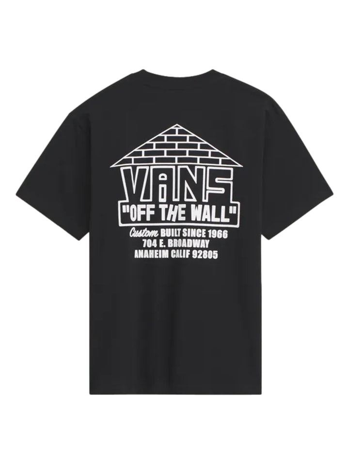 Hombre vistiendo una camiseta negra de manga corta marca Vans con logotipo blanco en el pecho.