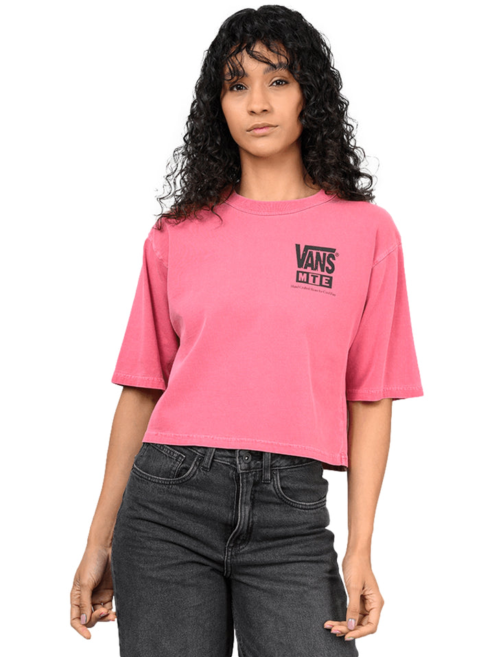 Mujer vistiendo una camiseta boxy de color rosa malva con logotipo de VANS MTE en el pecho.