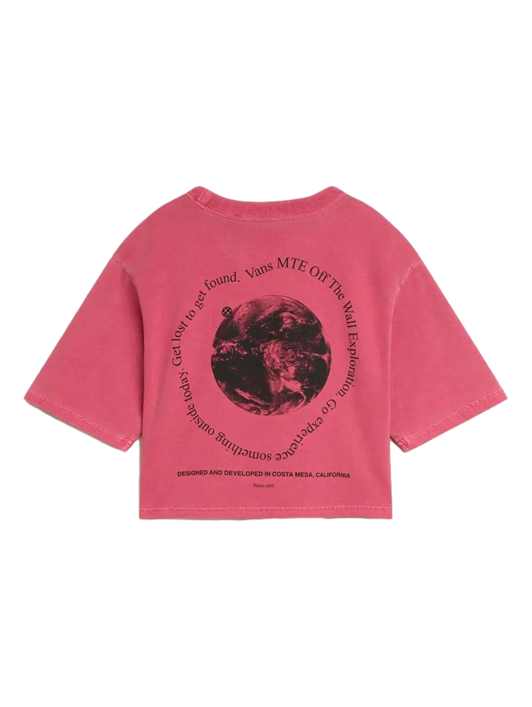 Mujer vistiendo una camiseta boxy de color rosa malva con logotipo de VANS MTE en el pecho.