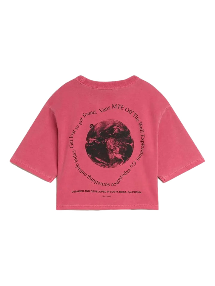 Mujer vistiendo una camiseta boxy de color rosa malva con logotipo de VANS MTE en el pecho.