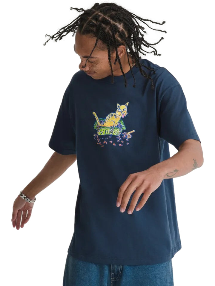 Hombre vistiendo camiseta azul marino de manga corta con estampado gráfico de un gato en el pecho.