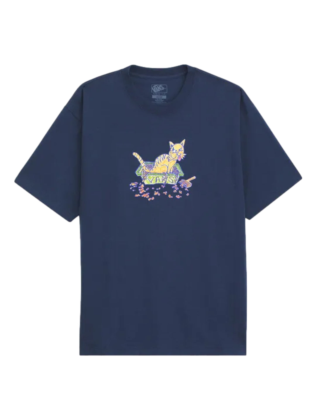 Hombre vistiendo camiseta azul marino de manga corta con estampado gráfico de un gato en el pecho.