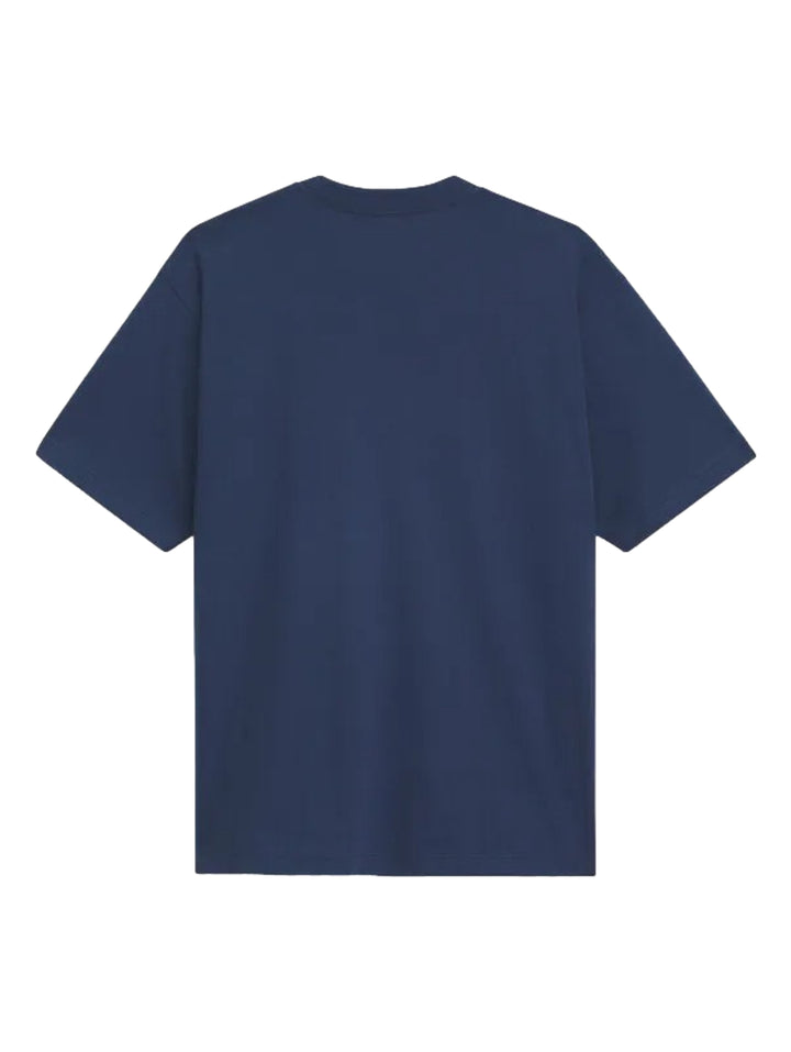 Hombre vistiendo camiseta azul marino de manga corta con estampado gráfico de un gato en el pecho.