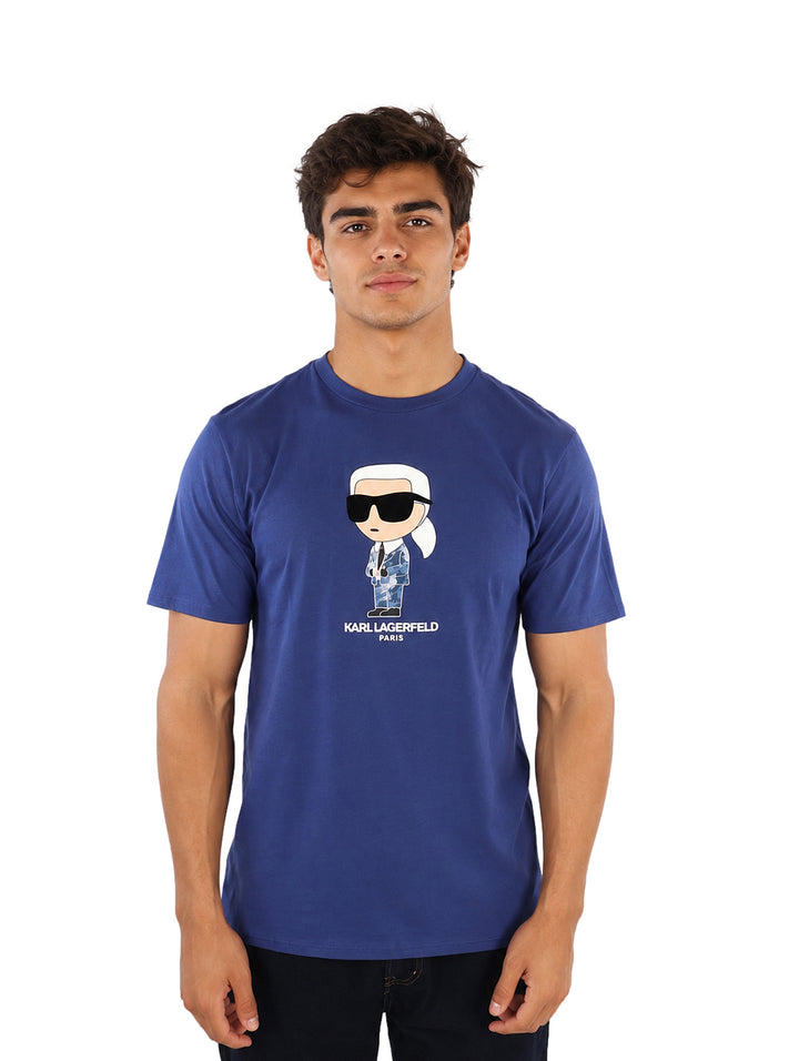 Hombre vistiendo playera azul de manga corta con estampado de Karl Lagerfeld en el pecho.