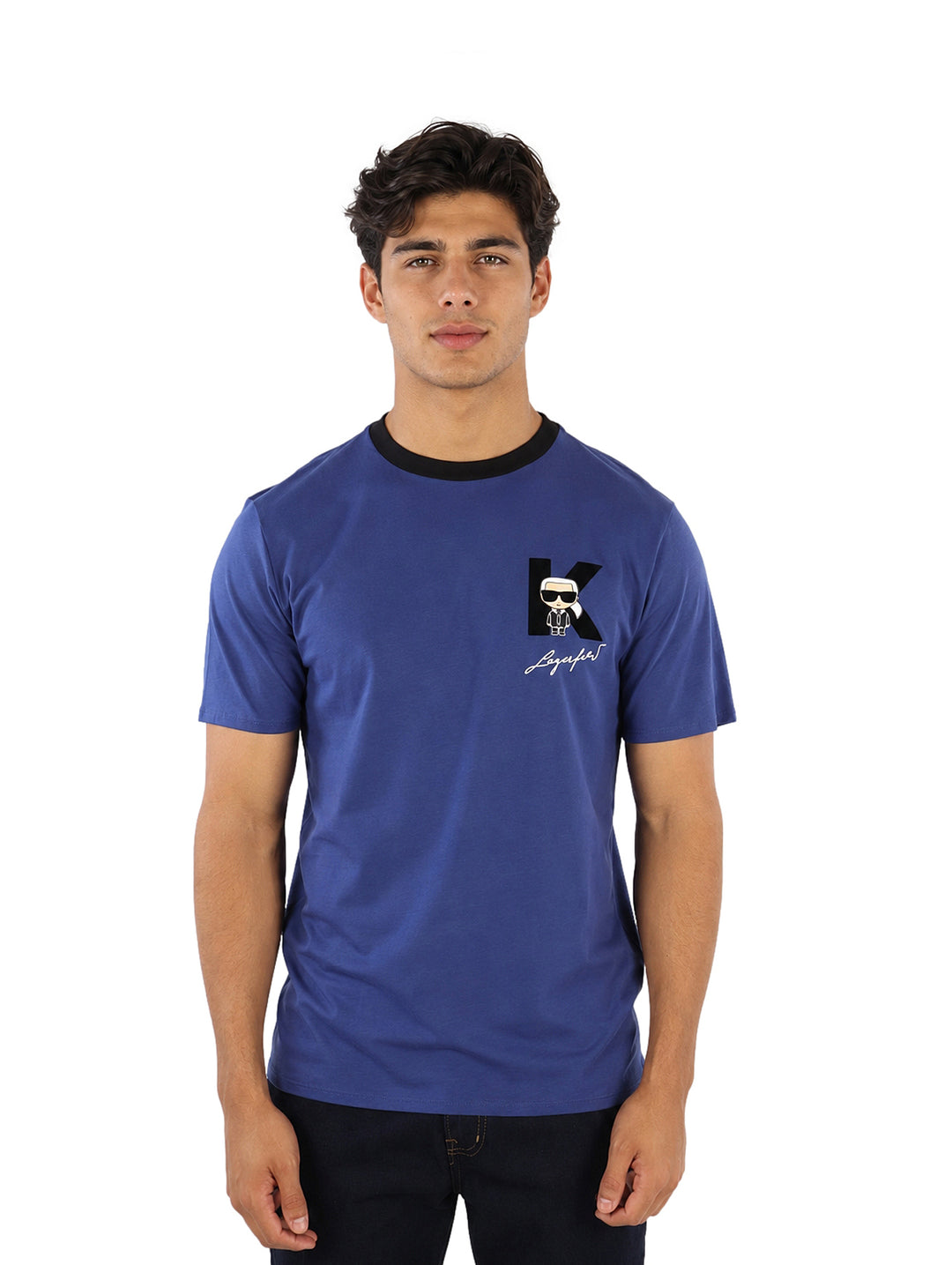 Hombre vistiendo playera azul Twilight Blue de Karl Lagerfeld con cuello negro y logo en el pecho.