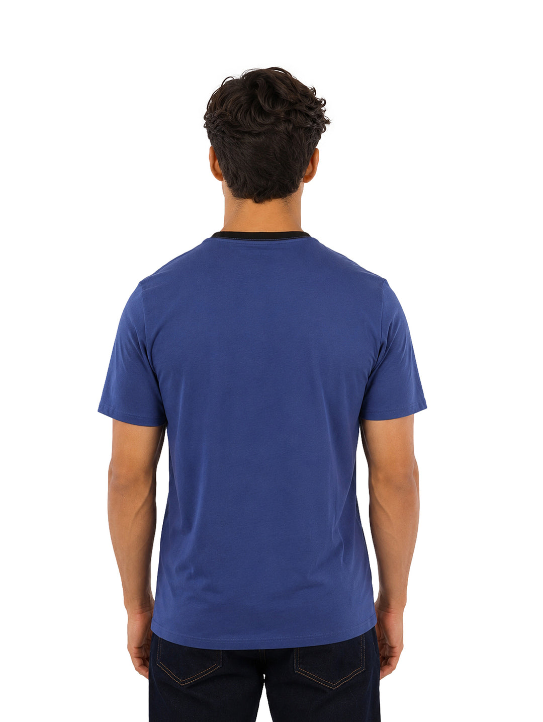 Hombre vistiendo playera azul Twilight Blue de Karl Lagerfeld con cuello negro y logo en el pecho.