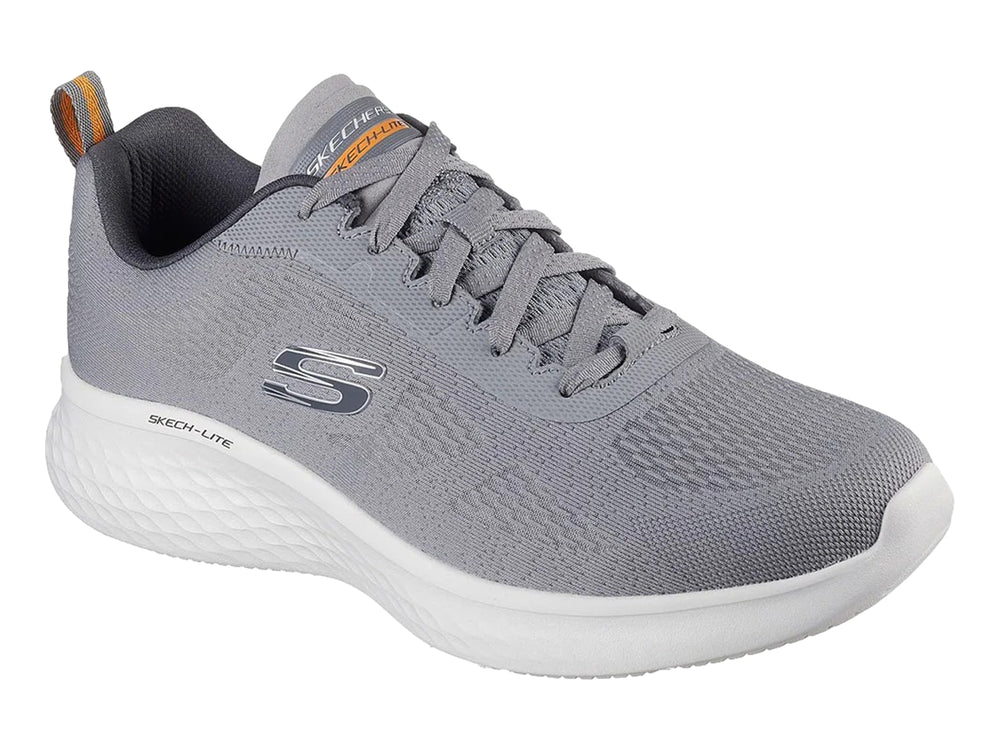 Tenis deportivos Skechers color gris con suela blanca y agujetas, vista lateral.