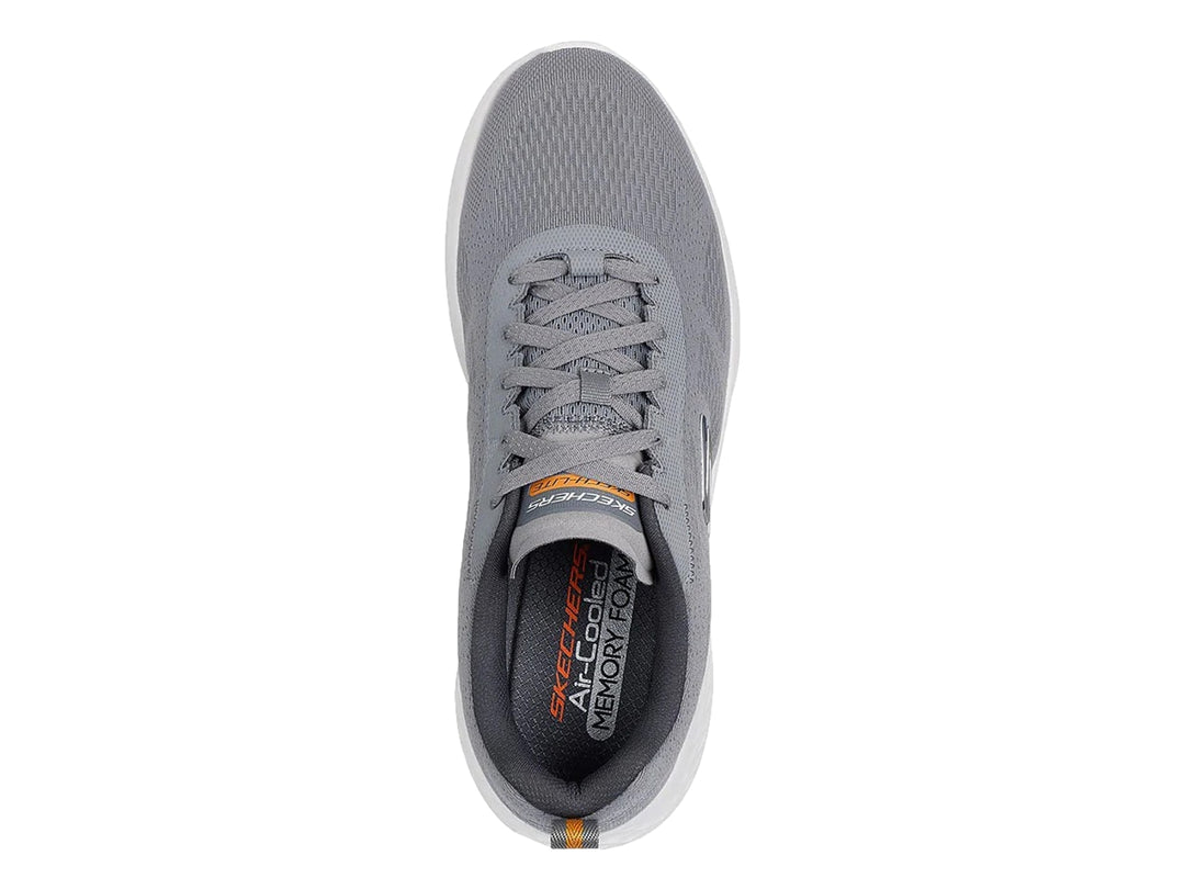 Tenis deportivos Skechers color gris con suela blanca y agujetas, vista lateral.