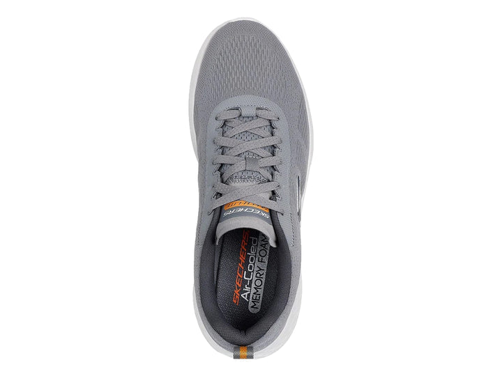 Tenis deportivos Skechers color gris con suela blanca y agujetas, vista lateral.