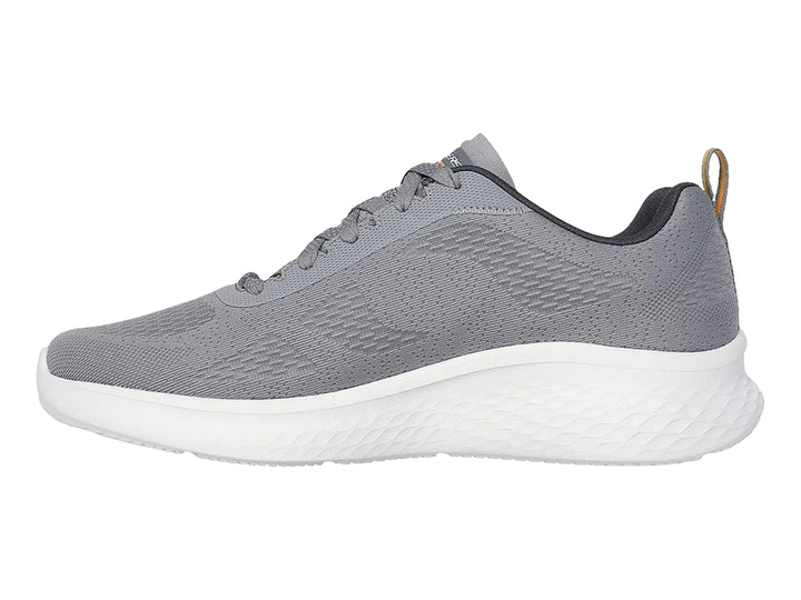 Tenis deportivos Skechers color gris con suela blanca y agujetas, vista lateral.