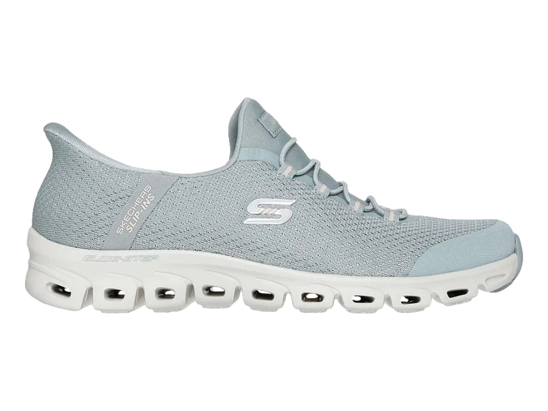 Tenis deportivos Skechers color verde sage con suela blanca y tejido transpirable.