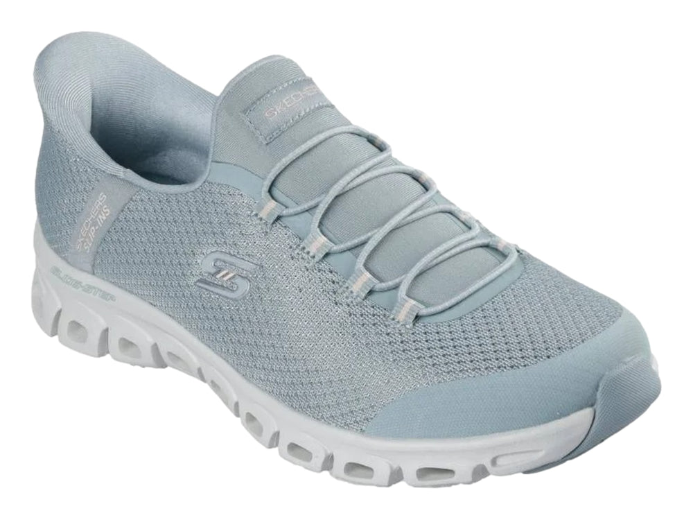 Tenis deportivos Skechers color verde sage con suela blanca y tejido transpirable.