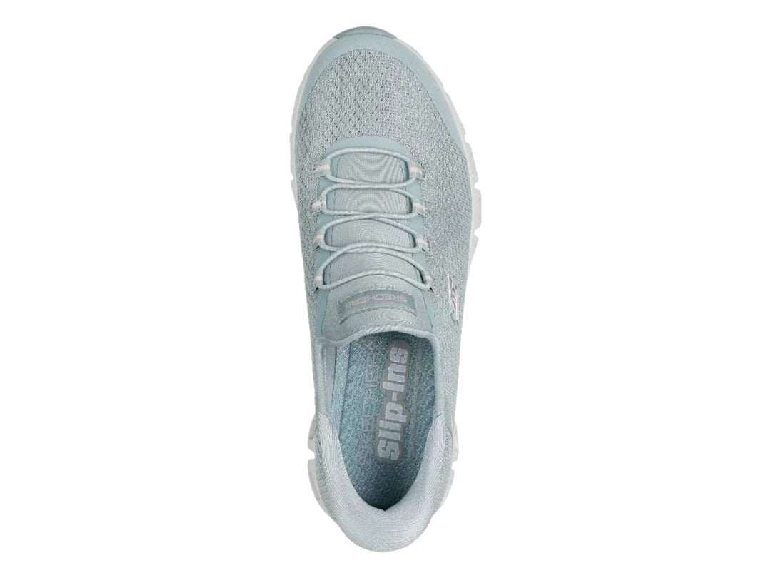Tenis deportivos Skechers color verde sage con suela blanca y tejido transpirable.