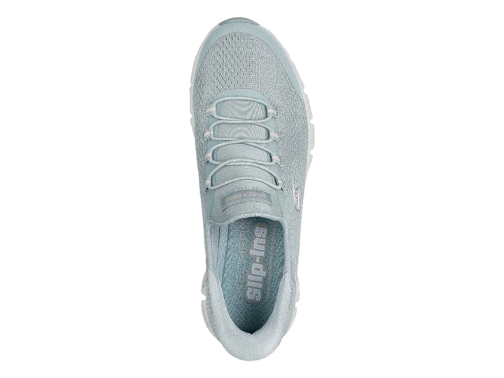 Tenis deportivos Skechers color verde sage con suela blanca y tejido transpirable.