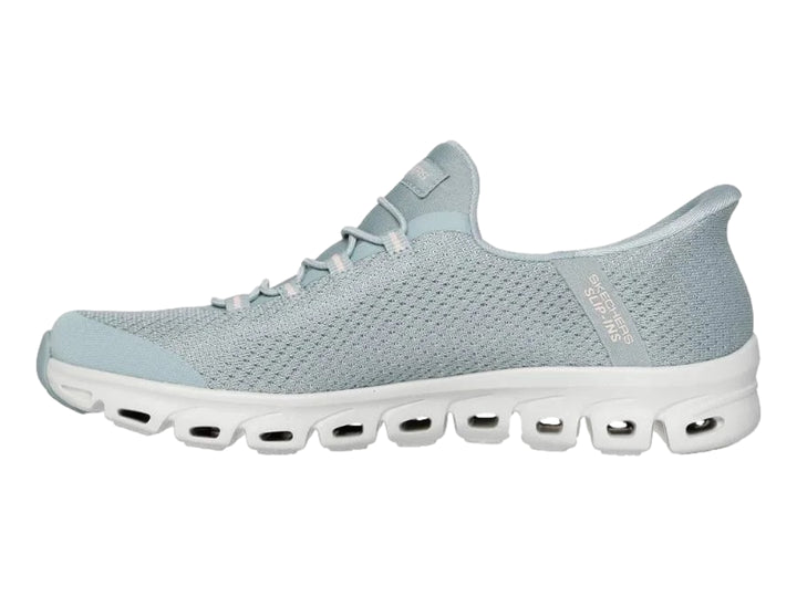 Tenis deportivos Skechers color verde sage con suela blanca y tejido transpirable.