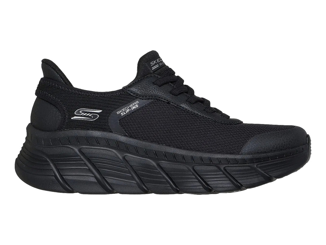 Tenis deportivos Skechers color negro con suela gruesa y tejido de malla.