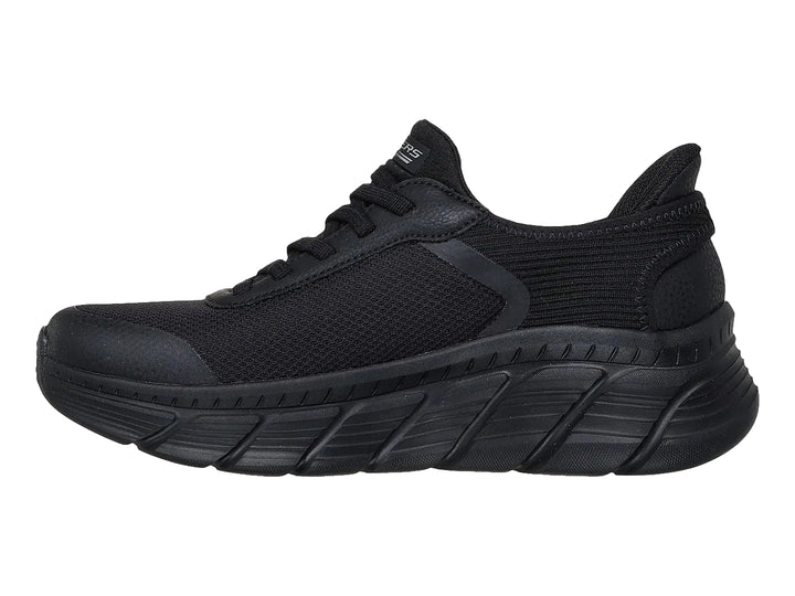 Tenis deportivos Skechers color negro con suela gruesa y tejido de malla.