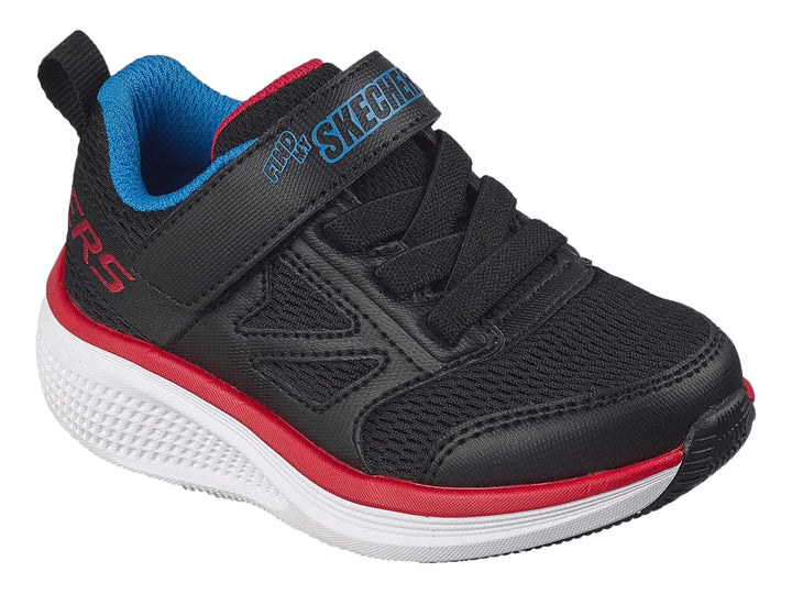 Tenis deportivos Skechers para niño en color negro con suela blanca y detalles en rojo y azul.
