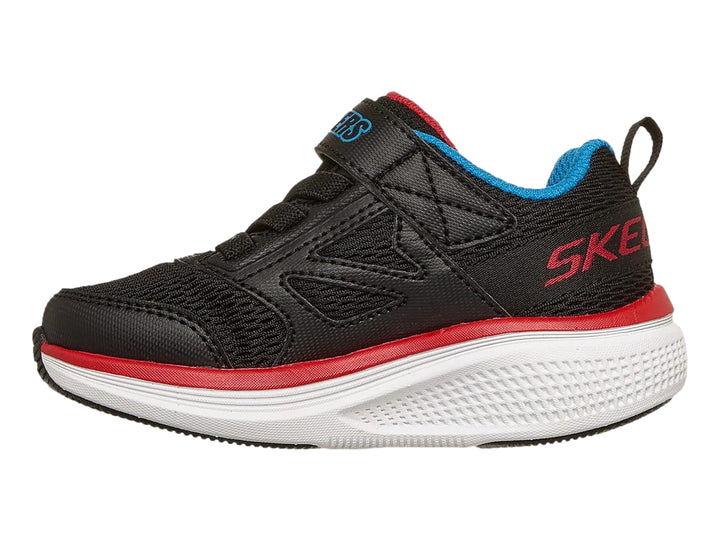 Tenis deportivos Skechers para niño en color negro con suela blanca y detalles en rojo y azul.