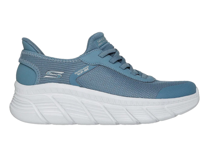 Tenis deportivos Skechers color verde claro con suela blanca y tejido de malla.