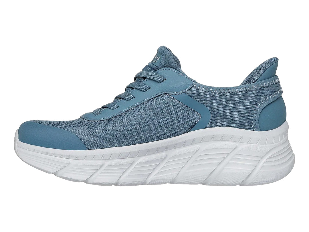 Tenis deportivos Skechers color verde claro con suela blanca y tejido de malla.