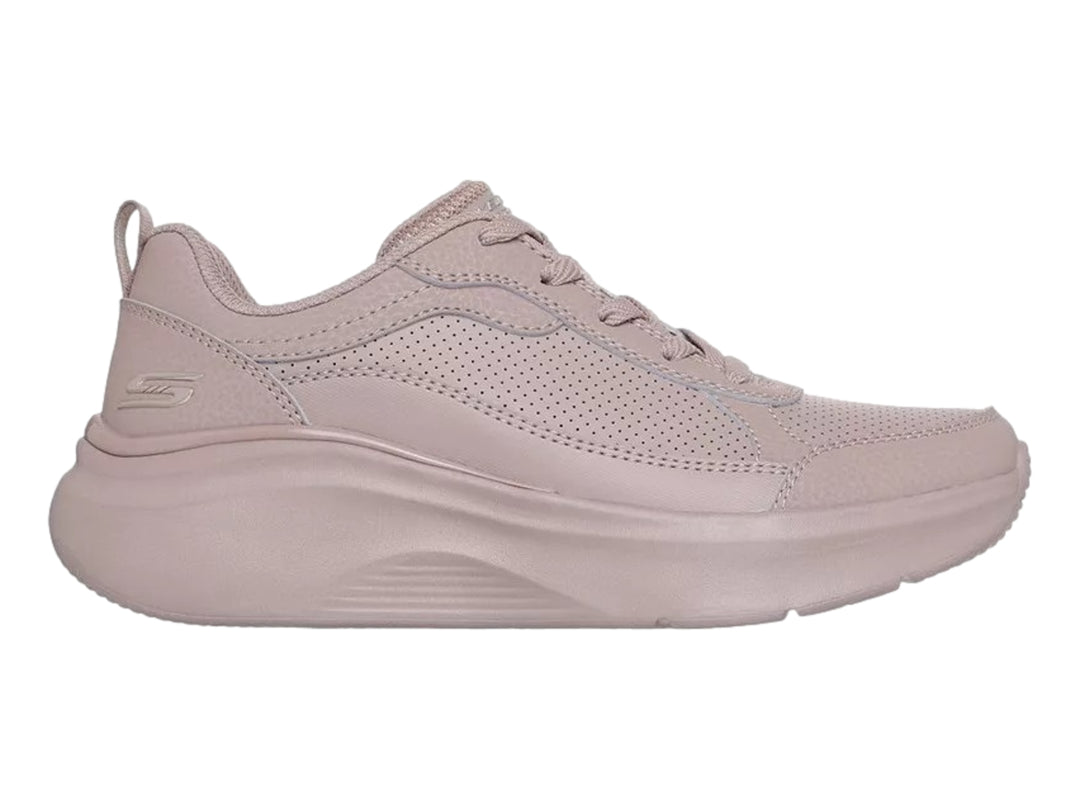 Tenis Skechers color nude con suela gruesa y detalles perforados en el cuerpo.