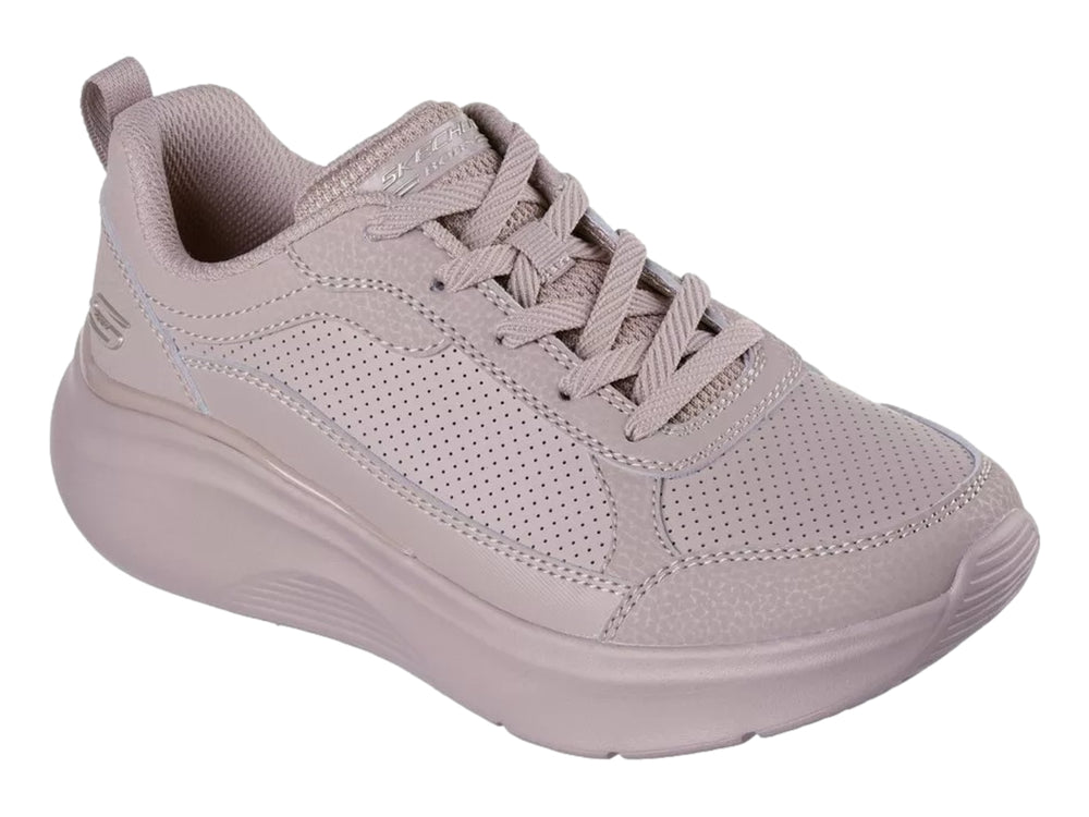 Tenis Skechers color nude con suela gruesa y detalles perforados en el cuerpo.