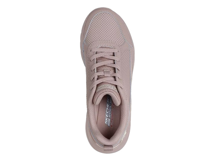 Tenis Skechers color nude con suela gruesa y detalles perforados en el cuerpo.