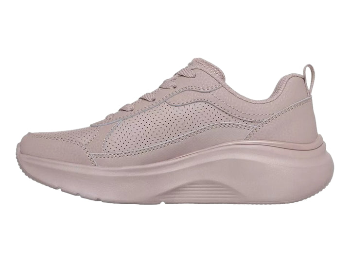 Tenis Skechers color nude con suela gruesa y detalles perforados en el cuerpo.