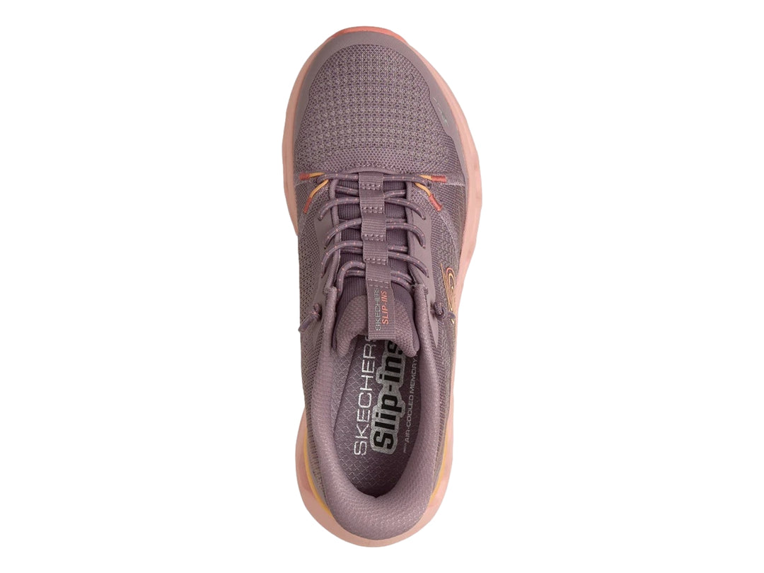 Tenis deportivos Skechers para mujer en color morado con suela gruesa color rosa.