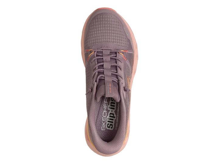 Tenis deportivos Skechers para mujer en color morado con suela gruesa color rosa.