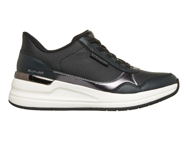 Tenis Skechers color negro con suela blanca y detalle metálico lateral