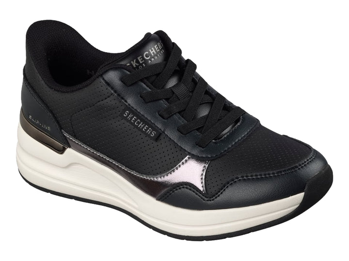 Tenis Skechers color negro con suela blanca y detalle metálico lateral