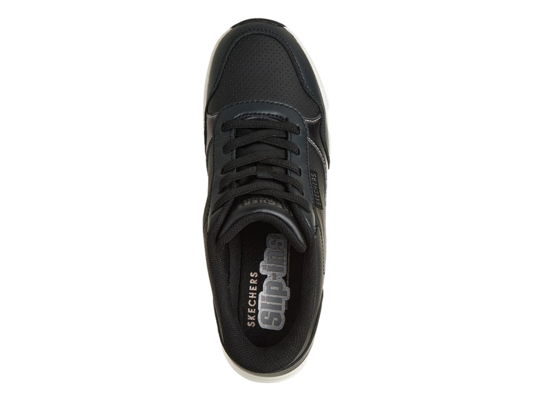 Tenis Skechers color negro con suela blanca y detalle metálico lateral