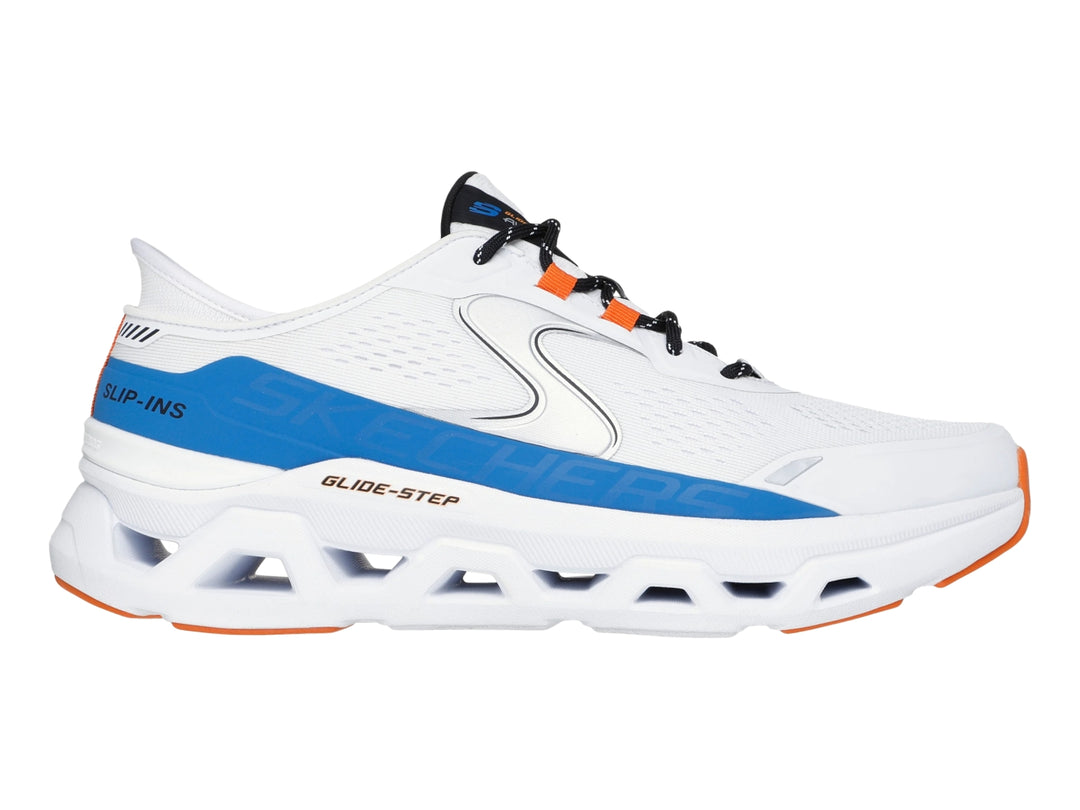 Tenis deportivos Skechers blancos con franja azul y detalles naranja en la suela y agujetas.