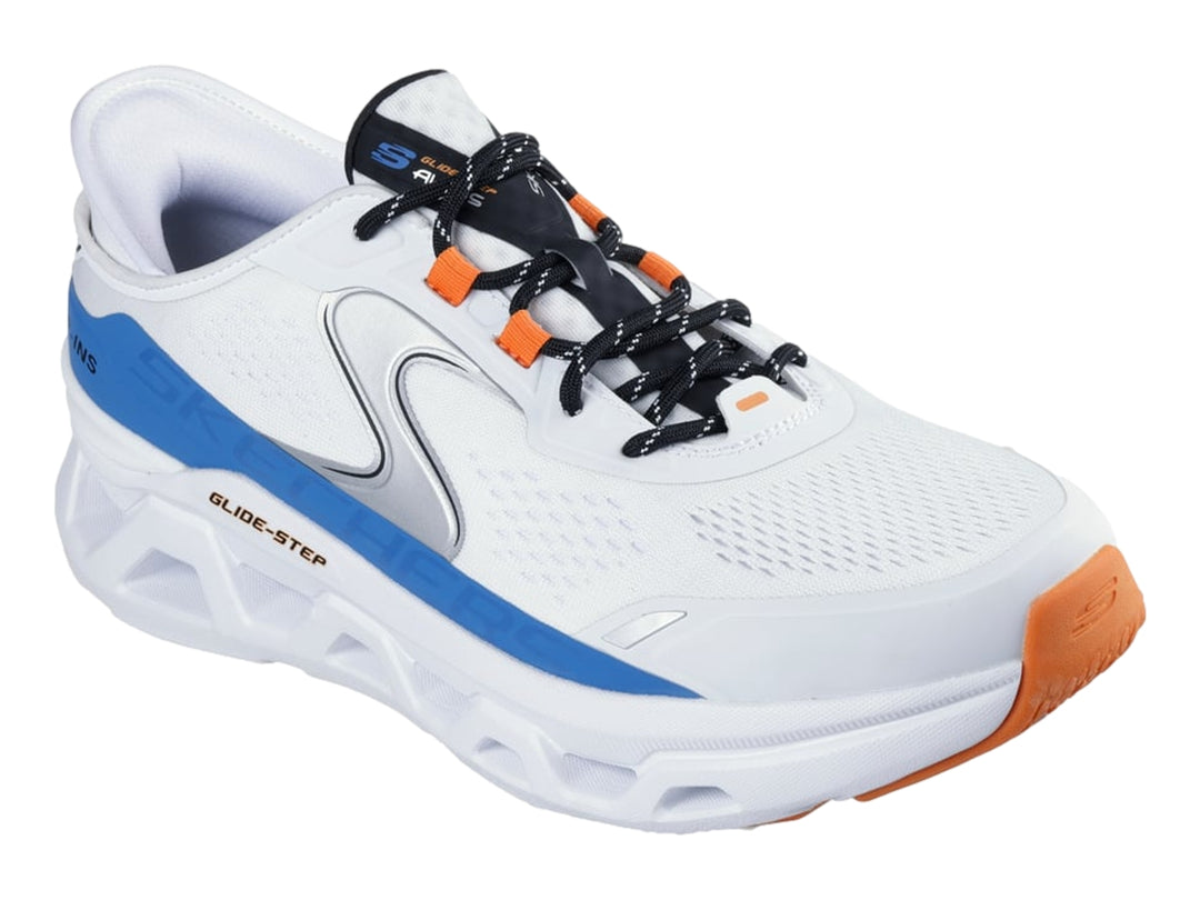 Tenis deportivos Skechers blancos con franja azul y detalles naranja en la suela y agujetas.