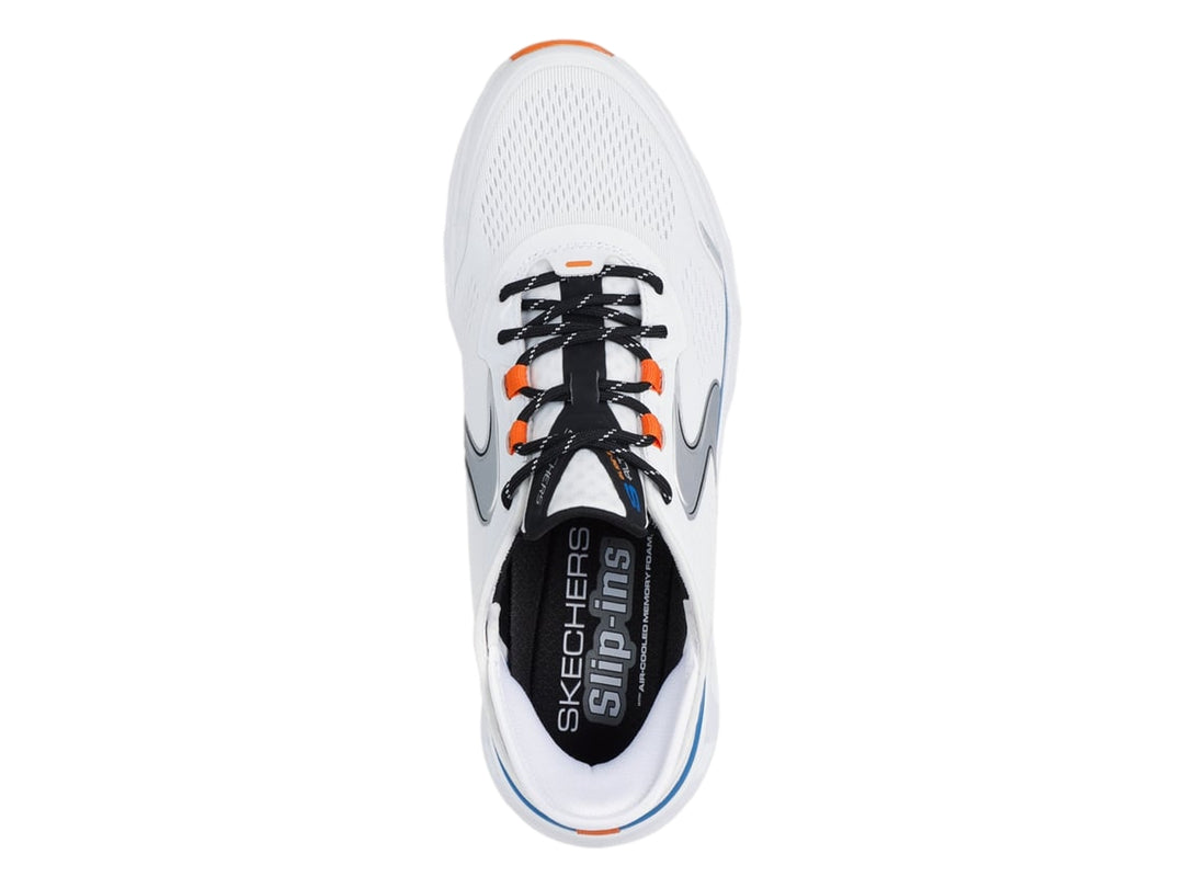 Tenis deportivos Skechers blancos con franja azul y detalles naranja en la suela y agujetas.