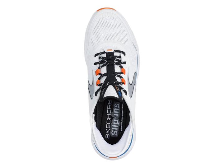 Tenis deportivos Skechers blancos con franja azul y detalles naranja en la suela y agujetas.