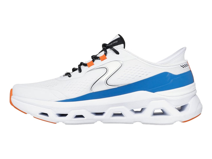 Tenis deportivos Skechers blancos con franja azul y detalles naranja en la suela y agujetas.
