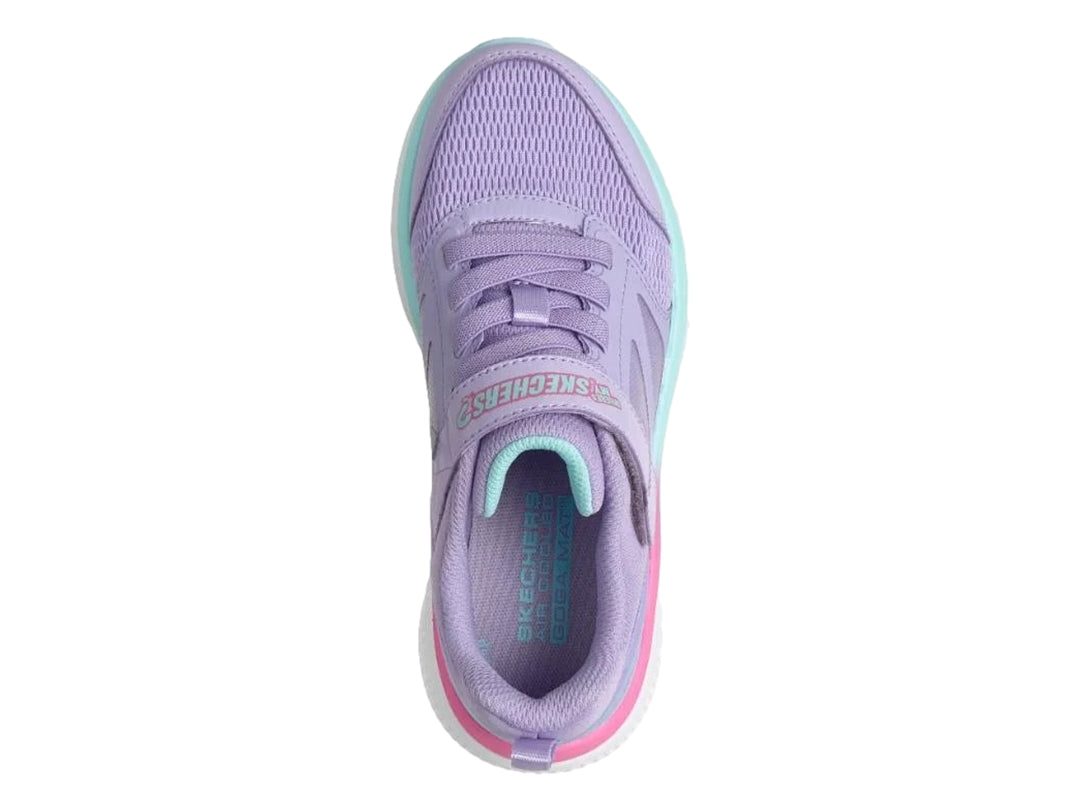 Tenis deportivos Skechers color morado con suela blanca y detalles en rosa y azul.