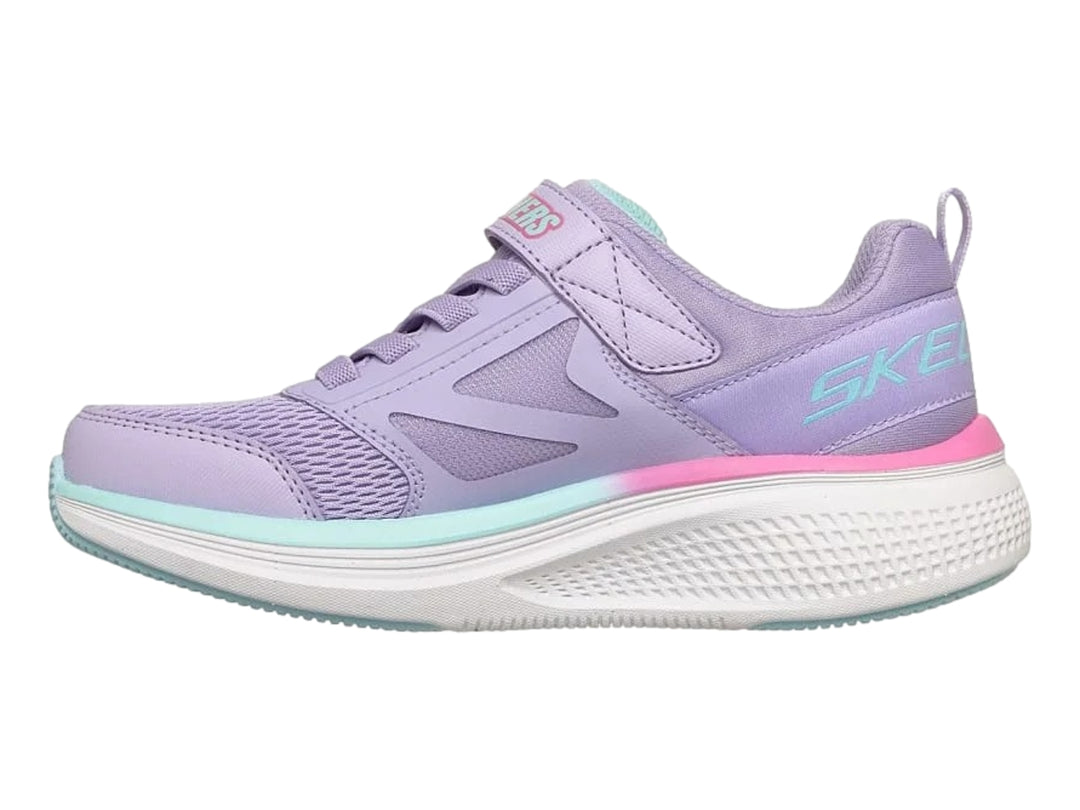 Tenis deportivos Skechers color morado con suela blanca y detalles en rosa y azul.