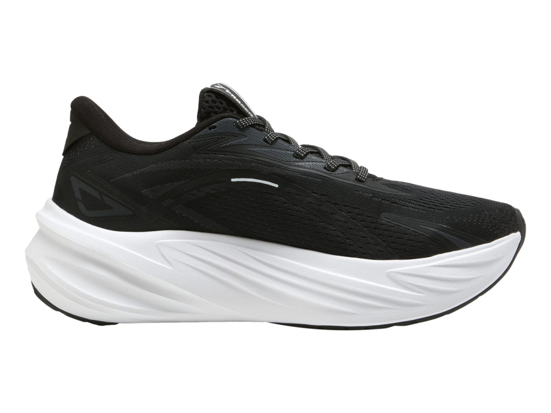 Tenis PUMA Maxima Pro color negro con suela blanca gruesa y diseño moderno.