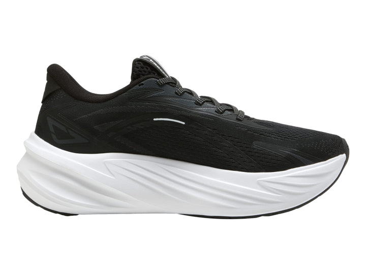 Tenis PUMA Maxima Pro color negro con suela blanca gruesa y diseño moderno.