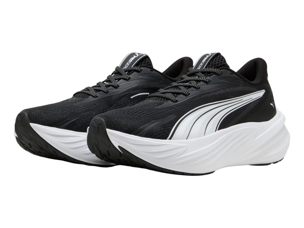 Tenis PUMA Maxima Pro color negro con suela blanca gruesa y diseño moderno.