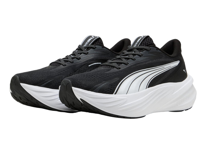 Tenis PUMA Maxima Pro color negro con suela blanca gruesa y diseño moderno.