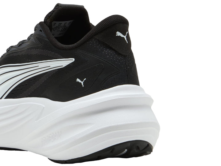 Tenis PUMA Maxima Pro color negro con suela blanca gruesa y diseño moderno.