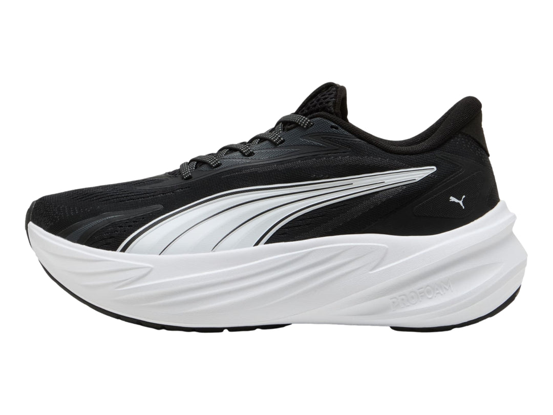 Tenis PUMA Maxima Pro color negro con suela blanca gruesa y diseño moderno.