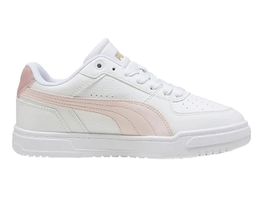 Tenis PUMA blancos con franja y talón en color rosa claro, estilo deportivo.